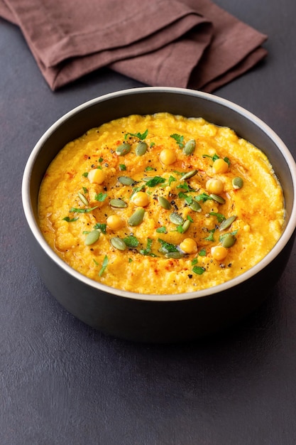 Hummus di zucca con semi e verdure Alimentazione sana Cibo vegetariano