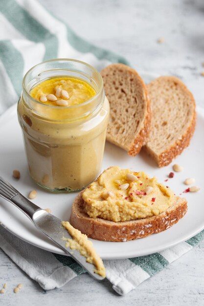 Hummus fatto in casa con pinoli e pane