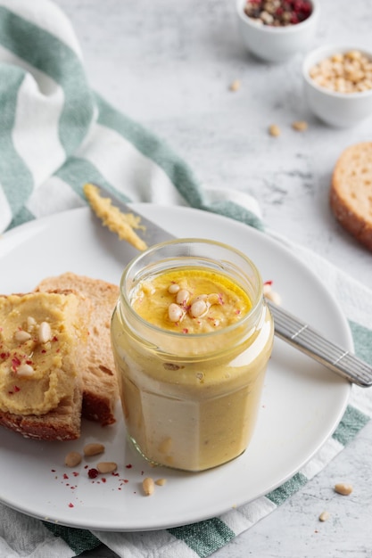 Hummus fatto in casa con pinoli e pane