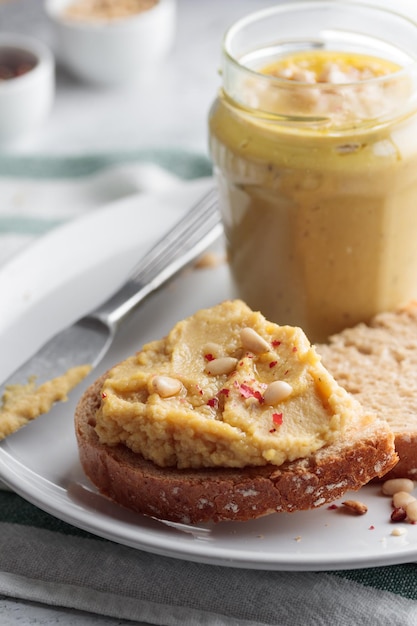 Hummus fatto in casa con pinoli e pane