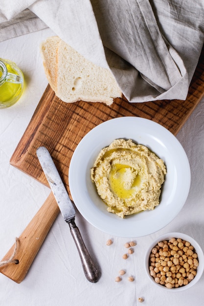 Hummus fatto in casa su un piatto