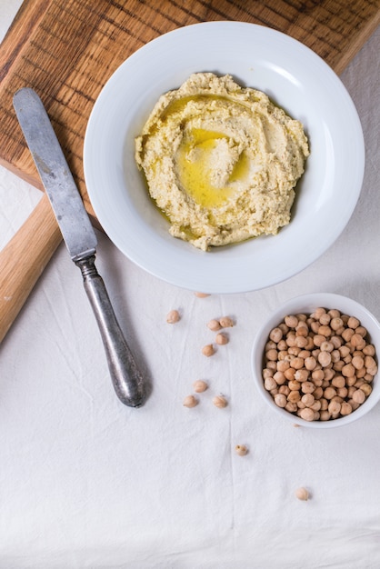 Hummus fatto in casa su un piatto