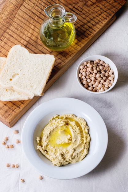 Hummus fatto in casa su un piatto