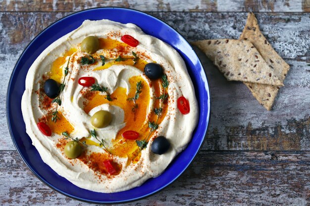 Hummus fresco fatto in casa con olio d'oliva e spezie