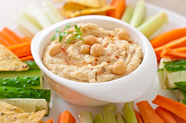 Hummus sano fatto in casa con olio d'oliva e patatine fritte