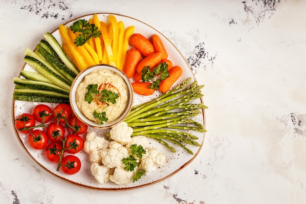 Hummus sano fatto in casa con verdure fresche assortite.