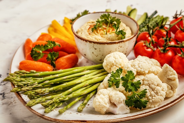 Hummus sano fatto in casa con verdure fresche assortite.