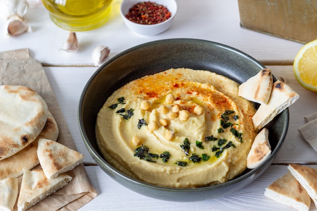 Hummus su uno sfondo bianco. Pete. Ricette. Cibo vegetariano. Mangiare sano.