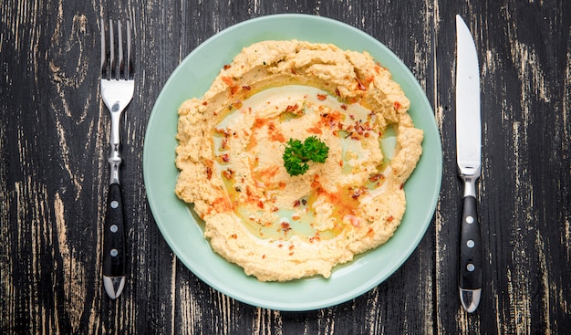 Hummus tradizionale insalata cremosa ebraica con ceci, olio d'oliva e paprika.