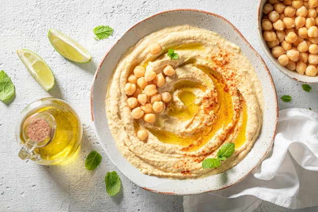 Hummus vegano e tradizionale come snack salutare e vegano