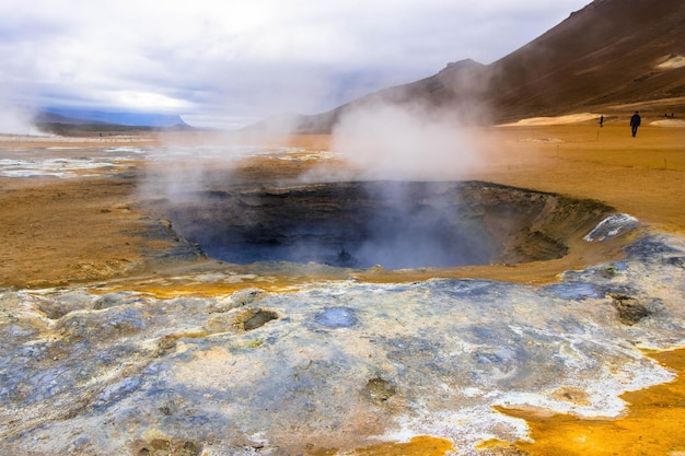 Hverir e Myvatn Punto geotermico con fango ribollente e fumarole fumanti che emettono gas solforico.