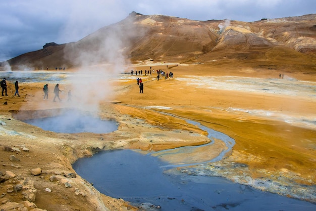 Hverir e Myvatn Punto geotermico con fango ribollente e fumarole fumanti che emettono gas solforico.