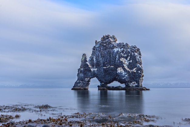 Hvitserkur iconica rock lunga esposizione nel lasso di tempo dell'Islanda