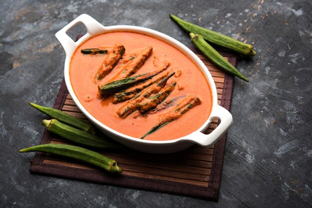 Hyderabadi Bhindi ka Salan o Okra salan realizzato con le dita delle donne o ochro. Ricetta del piatto principale dall'India. servito in una ciotola. messa a fuoco selettiva