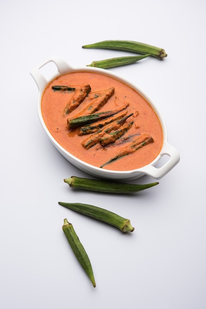 Hyderabadi Bhindi ka Salan o Okra salan realizzato con le dita delle donne o ochro. Ricetta del piatto principale dall'India. servito in una ciotola. messa a fuoco selettiva