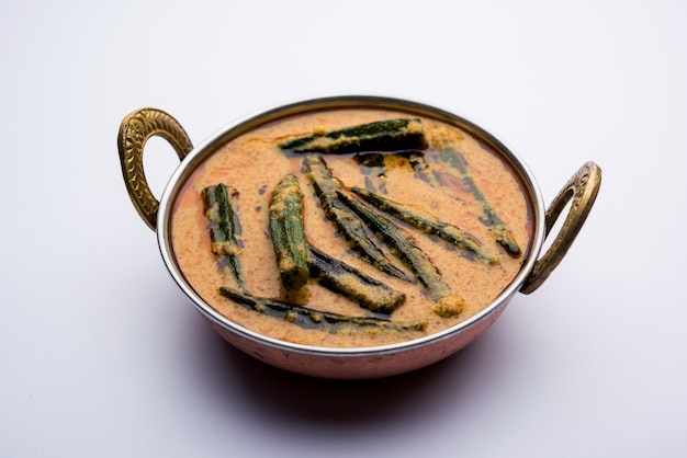 Hyderabadi Bhindi ka Salan o Okra salan realizzato con le dita delle donne o ochro. Ricetta del piatto principale dall'India. servito in una ciotola. messa a fuoco selettiva