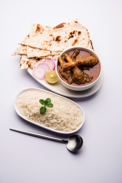 Hyderabadi Montone Paya, Nehari, nazari o Nihari Masala. servito con Naan e riso.