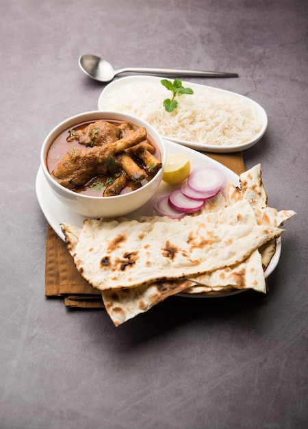 Hyderabadi Montone Paya, Nehari, nazari o Nihari Masala. servito con Naan e riso.