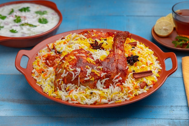 Hydrabadi Chicken biryani o pollo Tandoori con riso basmathi e raita come contorno