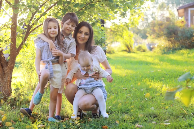 I bambini a passeggio d'estate I bambini si abbandonano alla campagna Risate e spruzzi d'acqua