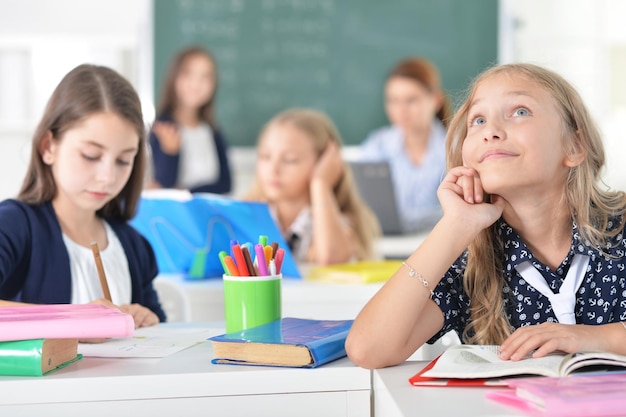 I bambini a scuola si siedono in classe