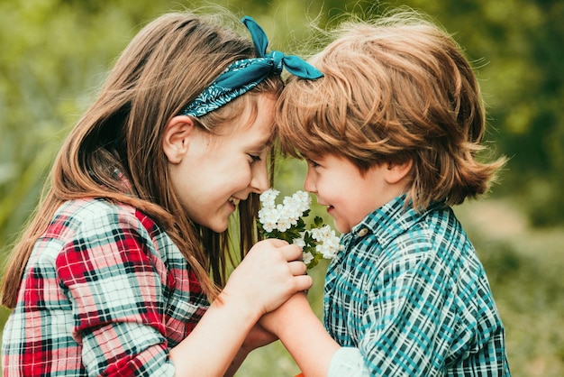 I bambini adorano il concetto la vera storia del giorno di san valentino carte di san valentino piccoli amici che soffiano dan