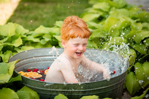 I bambini amano nuotare e sguazzare nell'acqua vicino alla casa in estate