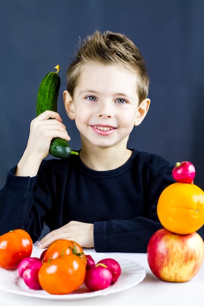 I bambini amano verdure e frutta