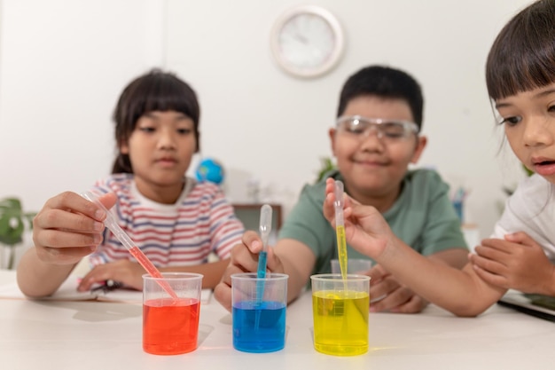 I bambini asiatici fanno esperimenti chimici a casa loro