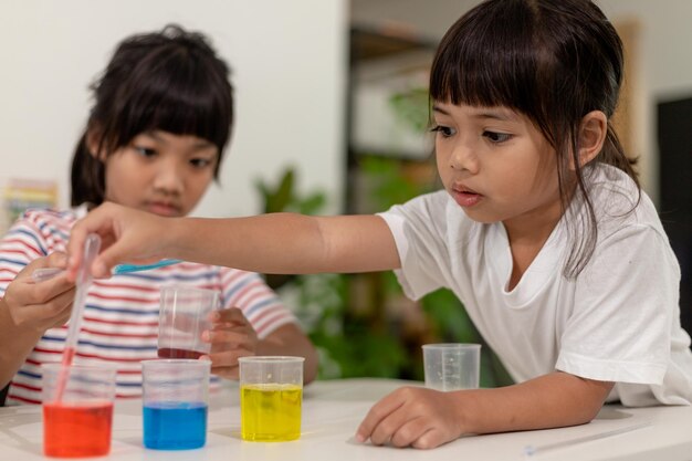 I bambini asiatici fanno esperimenti chimici a casa loro