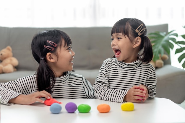 I bambini asiatici giocano con le forme di modellatura dell'argilla imparando attraverso il gioco