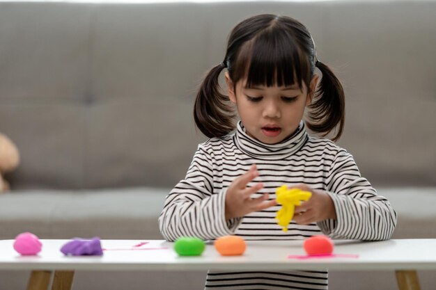 I bambini asiatici giocano con le forme di modellatura dell'argilla imparando attraverso il gioco