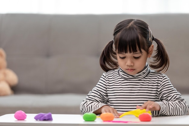 I bambini asiatici giocano con le forme di modellatura dell'argilla imparando attraverso il gioco