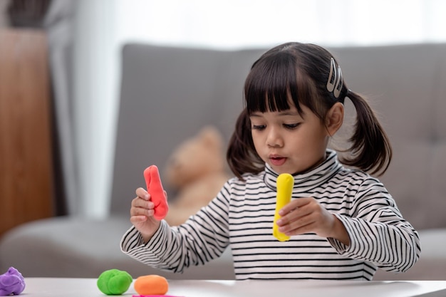 I bambini asiatici giocano con le forme di modellatura dell'argilla imparando attraverso il gioco