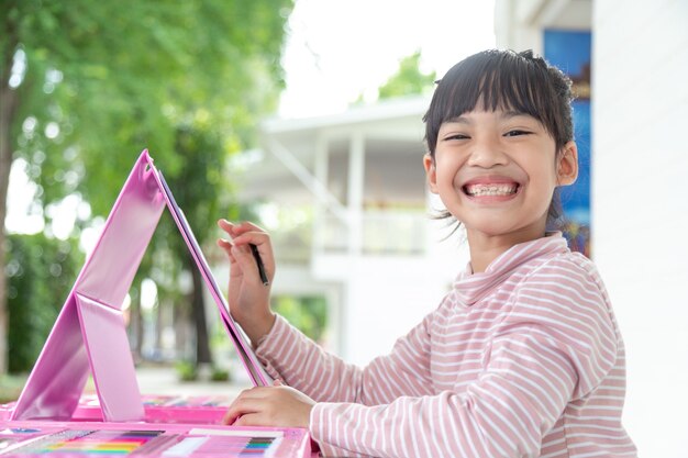 I bambini asiatici imparano a disegnare in classe.