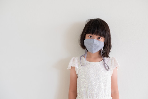 I bambini asiatici indossano una maschera protettiva, coronavirus