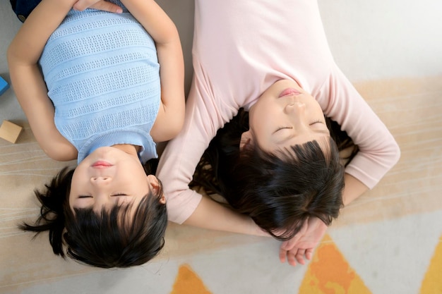 I bambini asiatici si divertono a giocare nel concetto di stile di vita familiare domestico