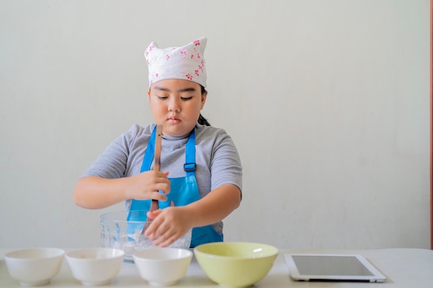 I bambini asiatici stanno imparando a cucinare