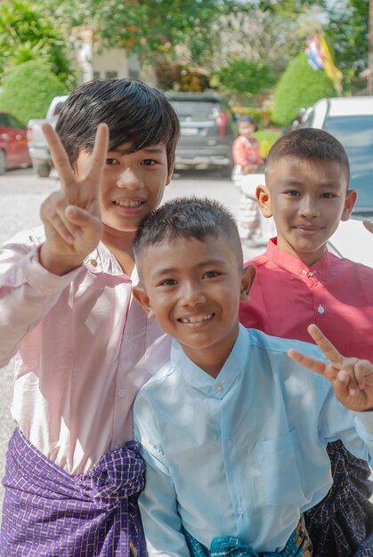 I bambini birmani vestiti con i costumi nazionali vengono a partecipare al festival di Kathin