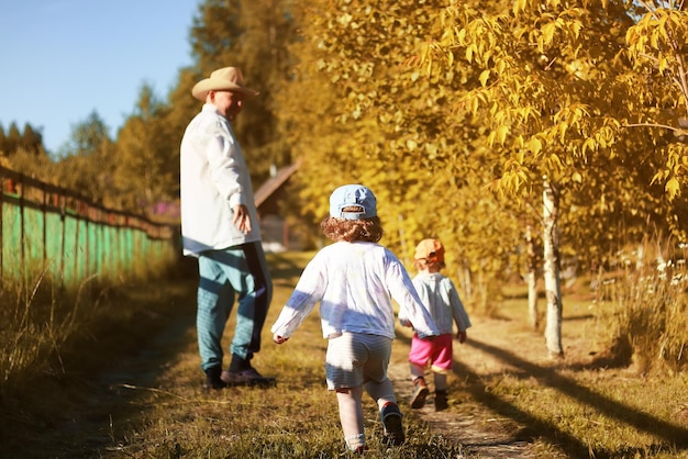 I bambini camminano con il nonno in estate