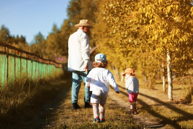 I bambini camminano con il nonno in estate