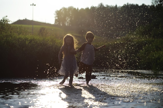 I bambini camminano in estate nella natura Bambino in una soleggiata mattina di primavera In viaggio con i bambini