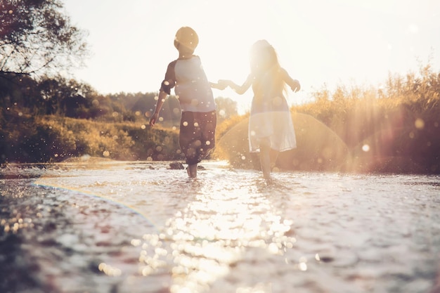 I bambini camminano in estate nella natura Bambino in una soleggiata mattina di primavera nel parco Viaggiare con i bambini