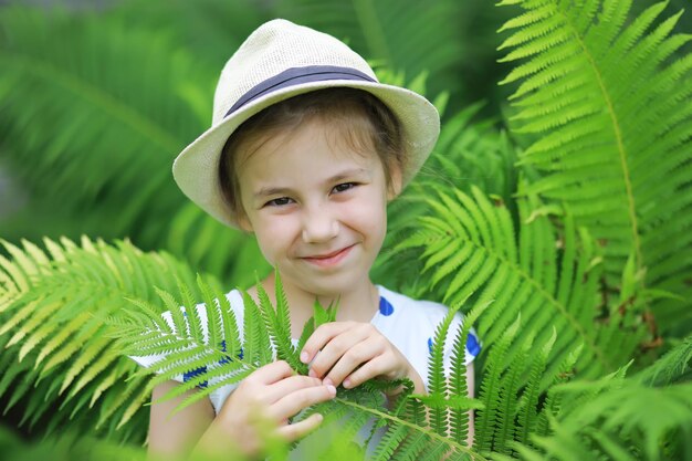 I bambini camminano in estate nella natura Bambino in una soleggiata mattina di primavera nel parco Viaggiare con i bambini