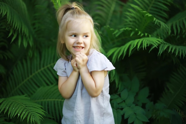 I bambini camminano in estate nella natura Bambino in una soleggiata mattina di primavera nel parco Viaggiare con i bambini