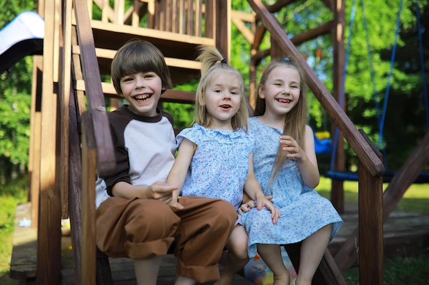 I bambini camminano in estate nella natura Bambino in una soleggiata mattina di primavera nel parco Viaggiare con i bambini