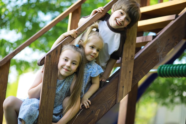 I bambini camminano in estate nella natura Bambino in una soleggiata mattina di primavera nel parco Viaggiare con i bambini