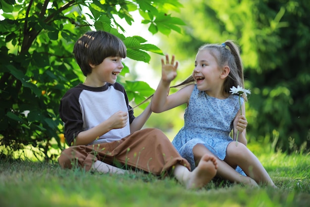 I bambini camminano in estate nella natura Bambino in una soleggiata mattina di primavera nel parco Viaggiare con i bambini