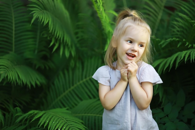 I bambini camminano in estate nella natura Bambino in una soleggiata mattina di primavera nel parco Viaggiare con i bambini