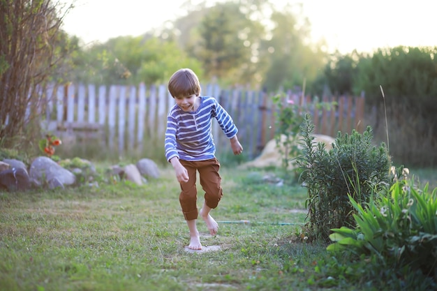 I bambini camminano in estate nella natura Bambino in una soleggiata mattina di primavera nel parco Viaggiare con i bambini